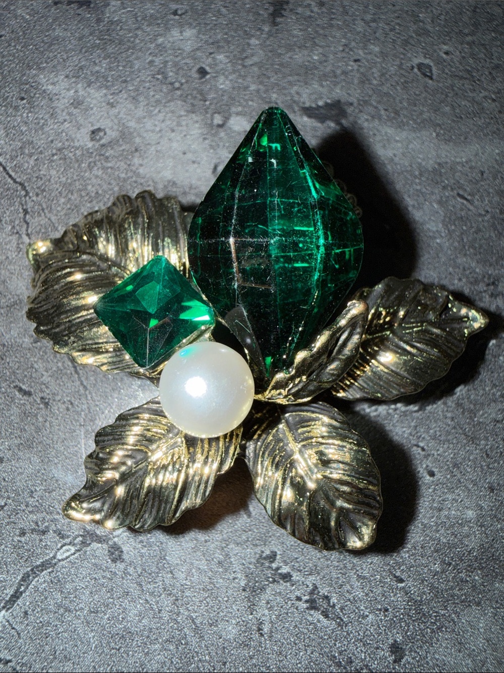 Vintage-Inspired Gold Leaf Brooch with Emerald Green Stones and Pearl